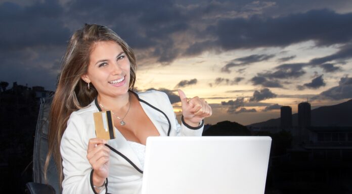 Good Travel Laptops online marketer traveling with her laptop