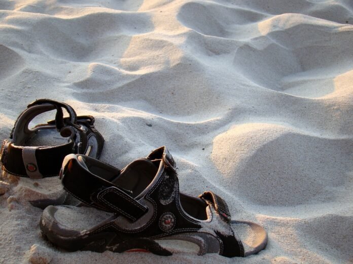 sandals-2573355_1280 men's travel sandals on the beach
