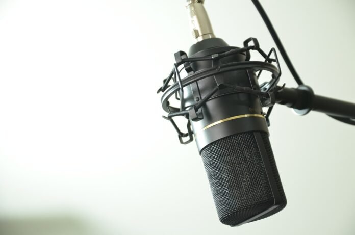 audio-1844798_1280 travel microphone